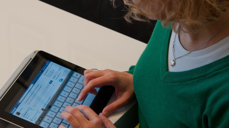 kvinna skriver på en ipad