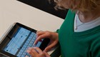 kvinna skriver på en ipad