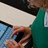 kvinna skriver på en ipad